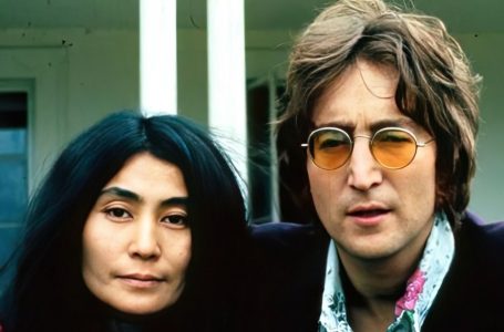 «Una vecchia donna giapponese in sedia a rotelle»: I paparazzi hanno immortalato la vedova novantenne di John Lennon!
