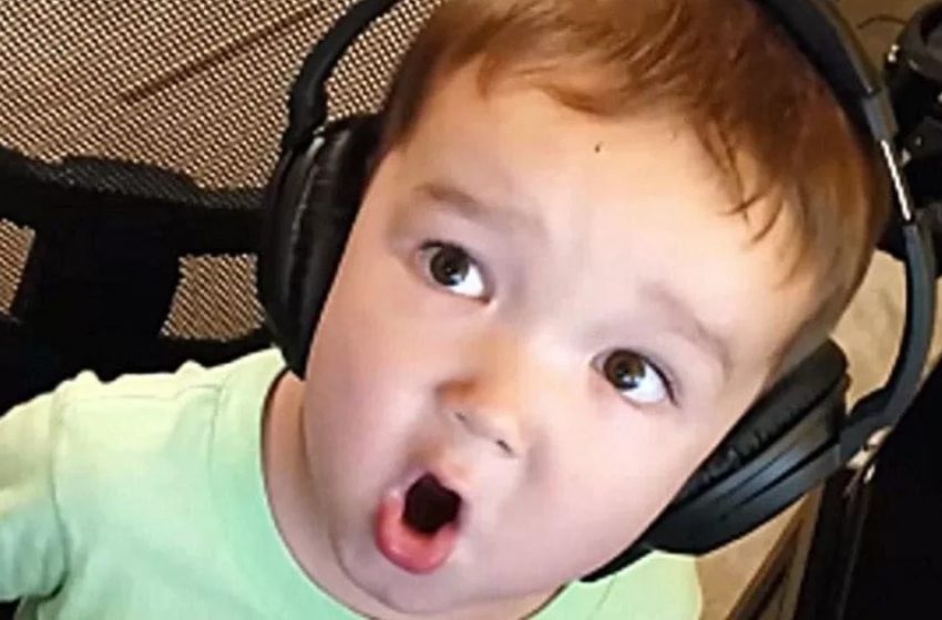  «Piccolo, Ma Così Talentuoso»: Papà si è Affrettato a Registrare un Video Quando Ha Sentito suo Figlio di 2 Anni Cantare!