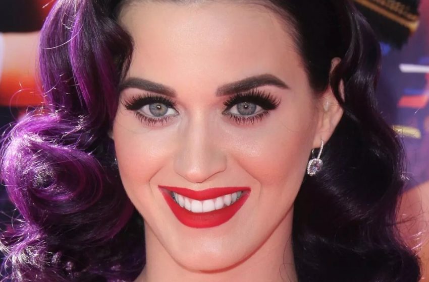  «Ha mostrato le sue tette semi-nude e la biancheria intima nera»: Katy Perry è apparsa agli Awards con un outfit estremamente provocante!