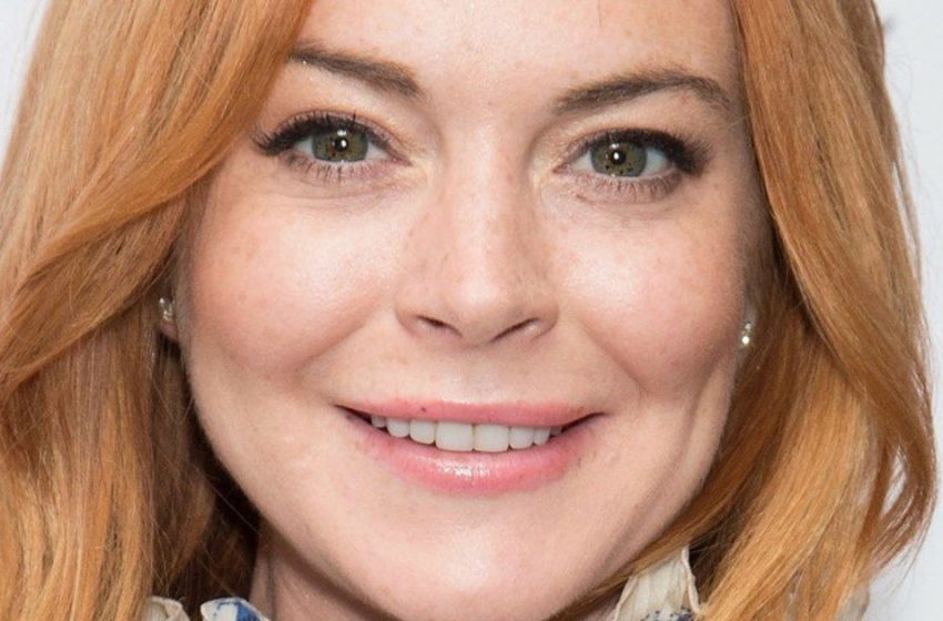  «Apparizione pubblica in famiglia» — Lindsay Lohan è stata accompagnata dai suoi fratelli all’evento: le foto hanno creato un fermento online!