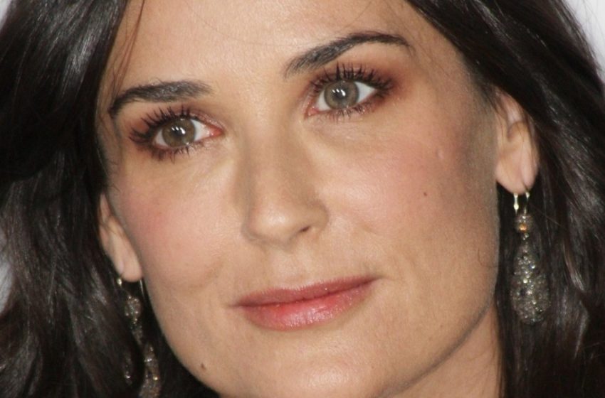  «Cellulite e macchie dell’età»: I paparazzi hanno condiviso scatti in vacanza di Demi Moore di 59 anni senza Photoshop e ritocchi!