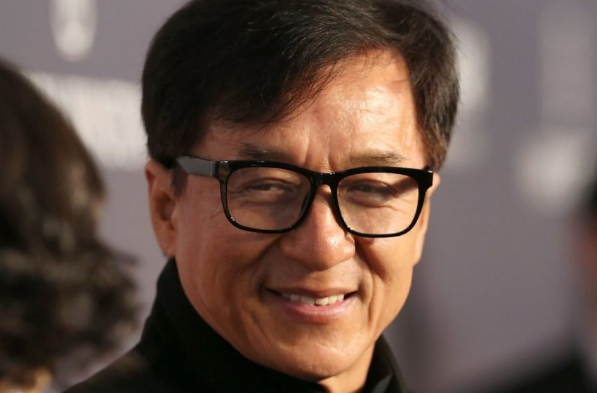  Un nuovo look della star in vista del suo 70° compleanno: le recenti foto di Jackie Chan hanno suscitato un vero e proprio scalpore tra i fan!