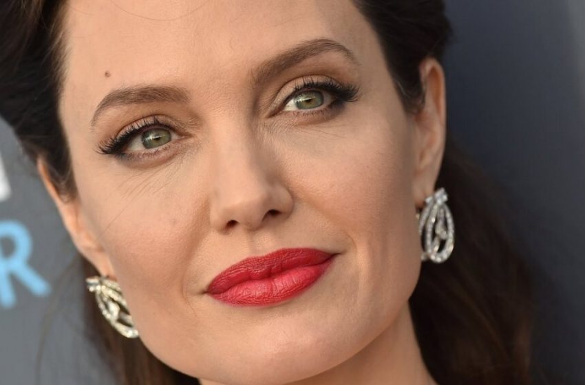  Straordinaria somiglianza di “Mamma e figlia”: Angelina Jolie ha condiviso una rara foto d’archivio con sua madre 15 anni dopo la sua morte!