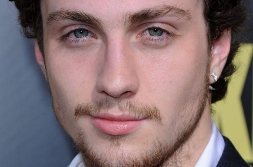  «Il coniuge del ‘Nuovo James Bond’ è più vecchio di lui di 24 anni”: Com’è la moglie di Aaron Taylor-Johnson?