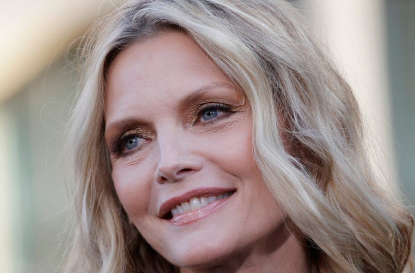  “Sembra incredibilmente giovane a 65 anni”: Michelle Pfeiffer ha sorpreso i fan con la sua foto “sincera” scattata in macchina!