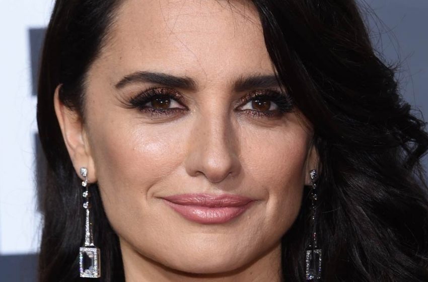 «Una nuova sessione fotografica sensuale dell’attrice di 49 anni»: Penélope Cruz, in un corsetto con una scollatura pronunciata, ha posato per una rivista di moda!