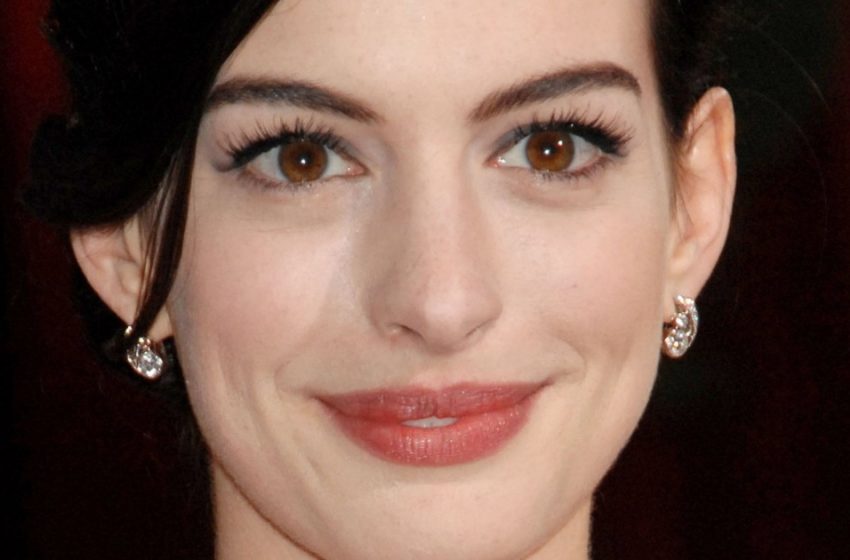  «Guarda Come Sono di Sera»: Anne Hathaway si è fatta fotografare per il magazine in outfit provocanti!