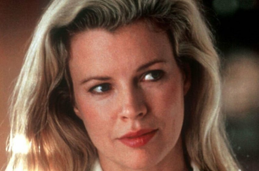  Il suo viso sembra proprio una maschera di plastica: Kim Basinger è diventata irriconoscibile dopo aver usato filler!