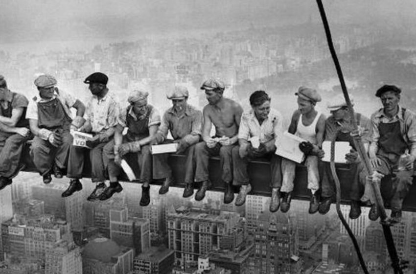  «Chi ha paura dell’altezza, non guardi qui»: I lavoratori edili stanno pranzando e rilassandosi seduti su una trave a 650 piedi da terra!