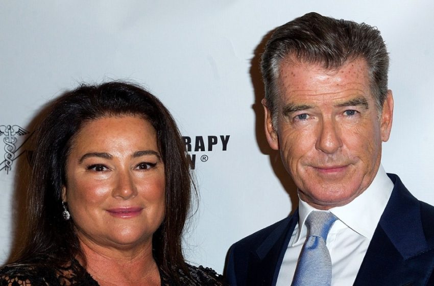  «Coppia Modella di Hollywood»: Pierce Brosnan e sua moglie da 220 libbre sono stati sorpresi durante una romantica passeggiata!