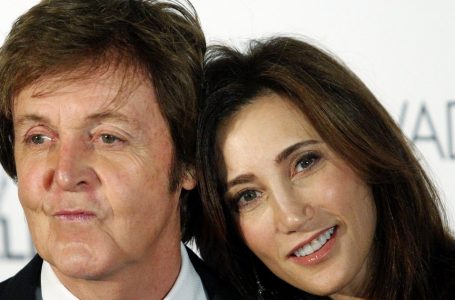 «Cosi felici insieme»: Paul McCartney e sua moglie sono stati fotografati sulla spiaggia del «Resort dei miliardari»!