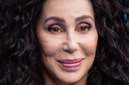 «Il bacio appassionato della coppia davanti alla telecamera»: Cher, 77 anni, è stata immortalata con il suo fidanzato di 38 anni durante una festa notturna!