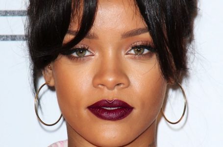 Rumori sulla terza gravidanza di Rihanna si stanno diffondendo su internet: nel frattempo, la star delizia i fan con foto provocanti in lingerie!