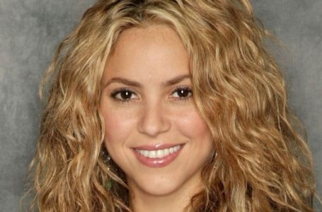 «Fotografie appassionate e sincere della coppia»: Shakira ha iniziato una relazione con l’attore della serie «Emily in Paris», Lucien Laviscount!