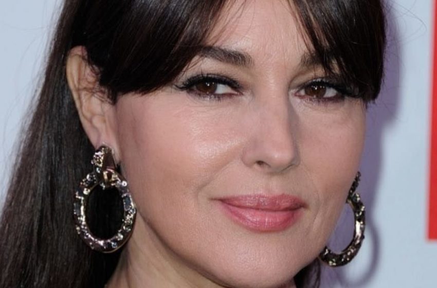  «Splendida e Piccante in Nero»: Monica Bellucci in un abito con uno spacco estremo è apparsa sulla copertina di una rivista glossy messicana!