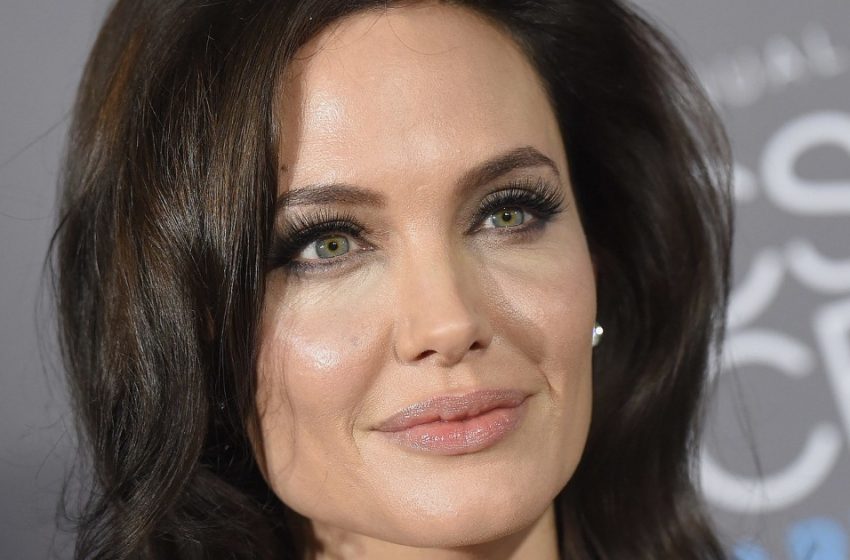  “Cosa C’era Di Strano Nella Star?”: Il Recentissimo Aspetto Insolito Di Angelina Jolie Alla Prima Di Broadway Del Suo Musical Ha Scatenato Molte Discussioni!