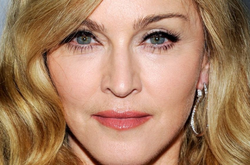  “Ha Completamente Perso La Testa”: Madonna Ha Posato Con Il Petto Semisvestito Piegata Sulla Bibbia!