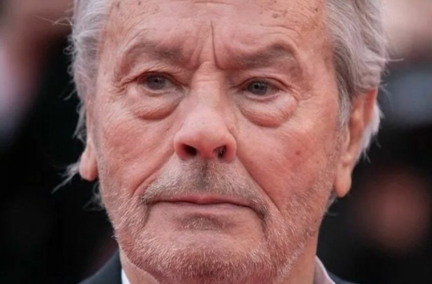  “Cosa Fa Ora Alain Delon?”: La Figlia Della Star Ha Mostrato Una Foto Di Suo Padre 88enne E Condiviso Dettagli Sul Suo Benessere!