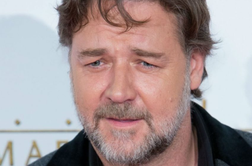  “Chi È Questo?”: Russell Crowe Si È Rasato e i Fan Non Hanno Riconosciuto l’Attore, Confondendolo con un Altro Celebrity!