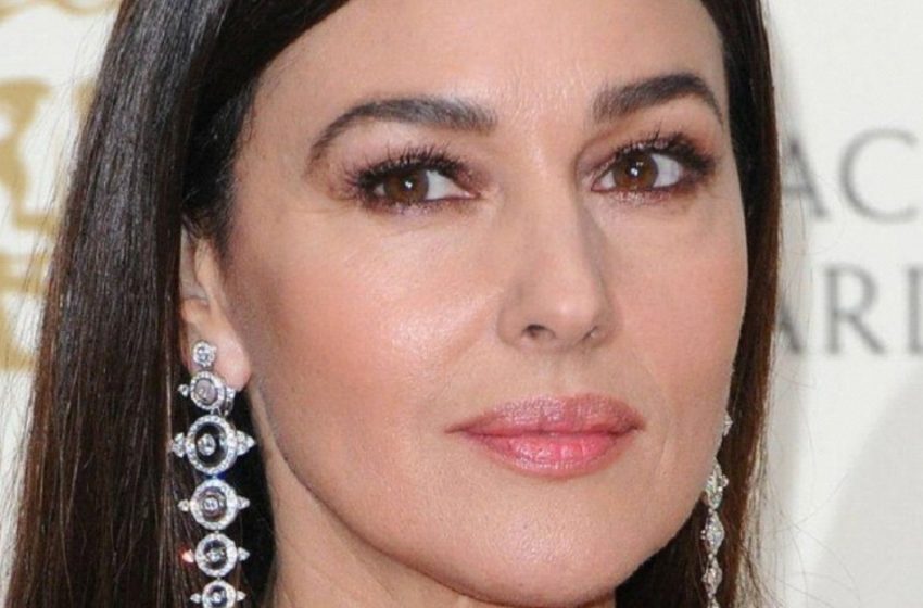  «Fa impazzire tutti»: la 59enne Monica Bellucci è stata protagonista di un servizio fotografico spontaneo, mostrando le sue forme seducenti!