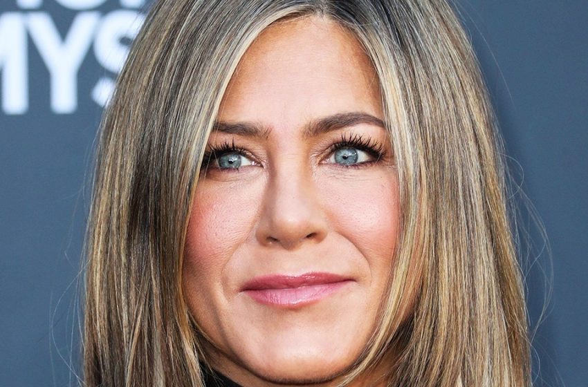  Alcuni scatti del recente servizio fotografico di Aniston: l’attrice si è mostrata in un’immagine piccante che esalta la sua figura snella!