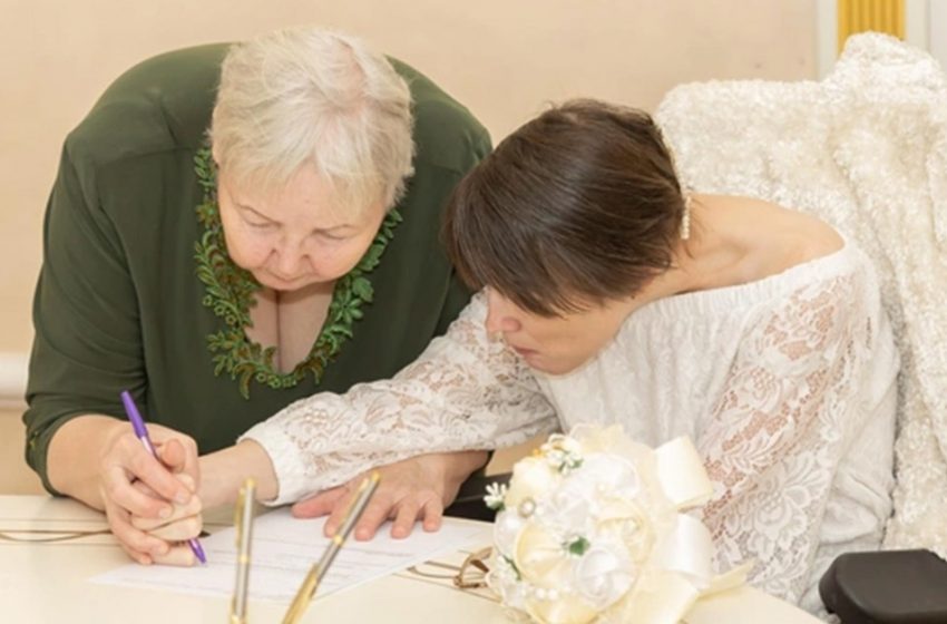  “Un Matrimonio Così Insolito”: Gli Ospiti Sono Rimasti Congelati Per L’Emozione Quando La Coppia È Entrata Nella Sala!