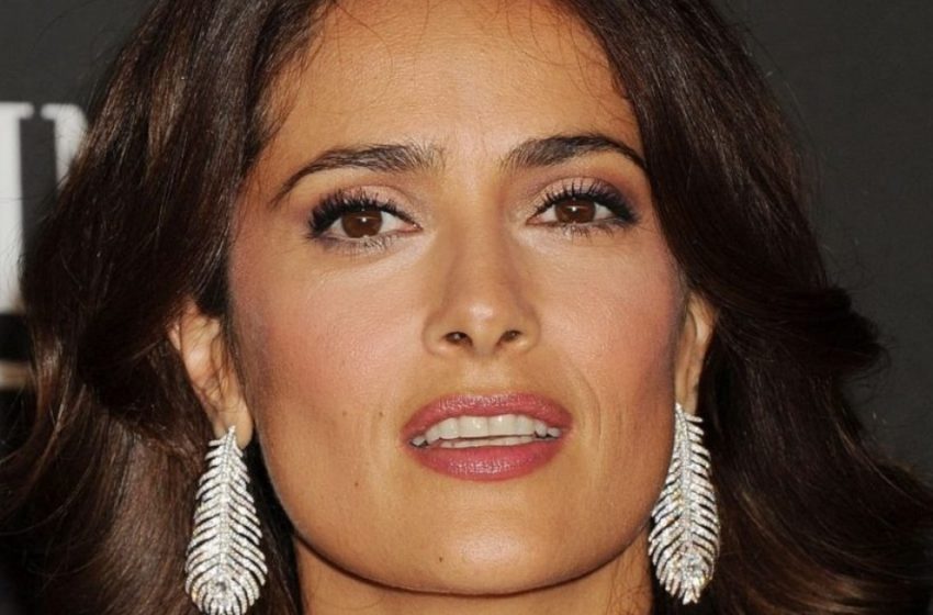  “Senza Trucco e Filtri”: Salma Hayek Ha Pubblicato Nuove Foto in Bikini Bagnato!