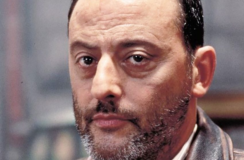  Era La Ragazza Affascinata dal Denaro o dal Carisma dell’Attore?: Jean Reno Avvistato con la Sua Giovane Moglie di 24 Anni Più Giovane di Lui!