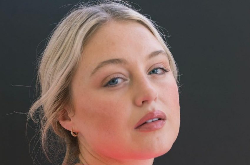  Una modella curvy, Iskra Lawrence aspetta il suo secondo figlio: come sono suo marito afroamericano e il loro figlio?