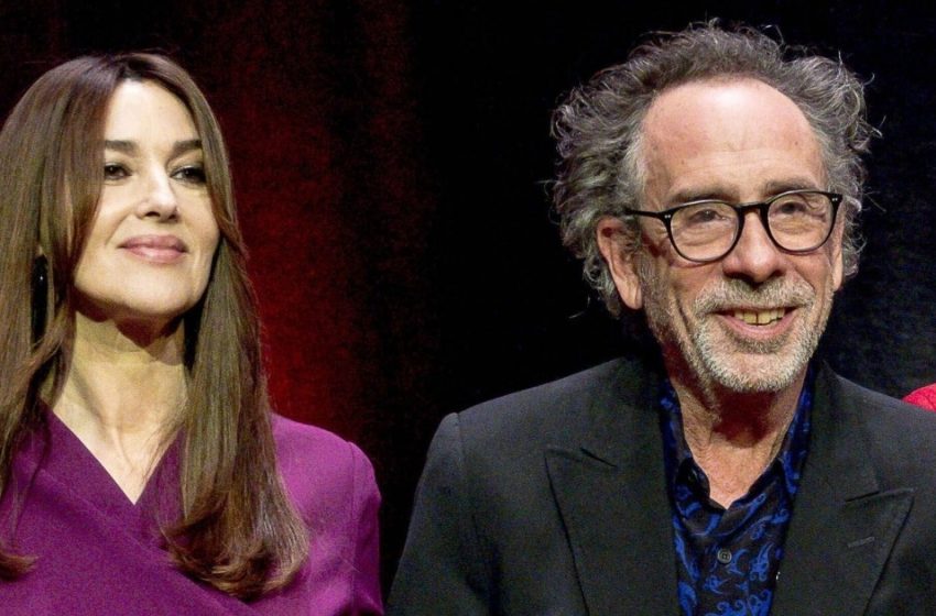  “La coppia è stata sorpresa a baciarsi in pubblico”: Scatti rari di Monica Bellucci durante il suo appuntamento con Tim Burton!