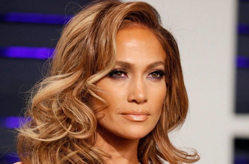  Come Mille Sole Brillanti: Jennifer Lopez Ha Perso Peso E Si È Presentata In Un Abito ‘Nudo’ Al Met Gala 2024!