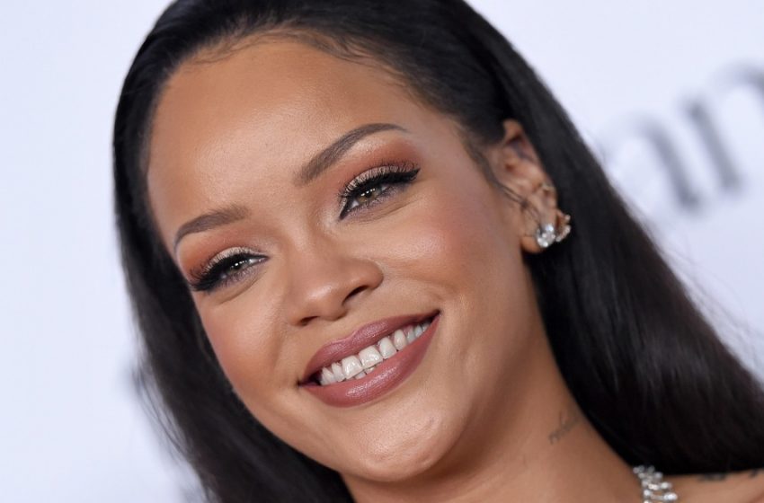  “In risposta alle voci su una terza gravidanza”: Rihanna ha pubblicato nuovi scatti da un servizio fotografico piccante in un body color carne!