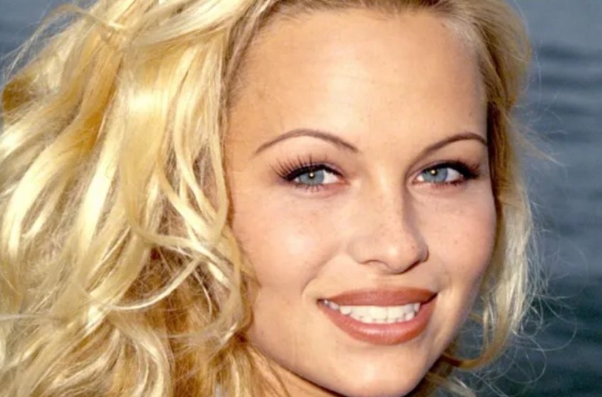  “Ha Venduto La Sua Casa Per 11,8 Milioni Di Dollari Per Trasferirsi Nella Fattoria Dei Suoi Nonni”: Perché Pamela Anderson Ha Scelto Di Vivere Da Sola Con I Suoi 5 Cani?