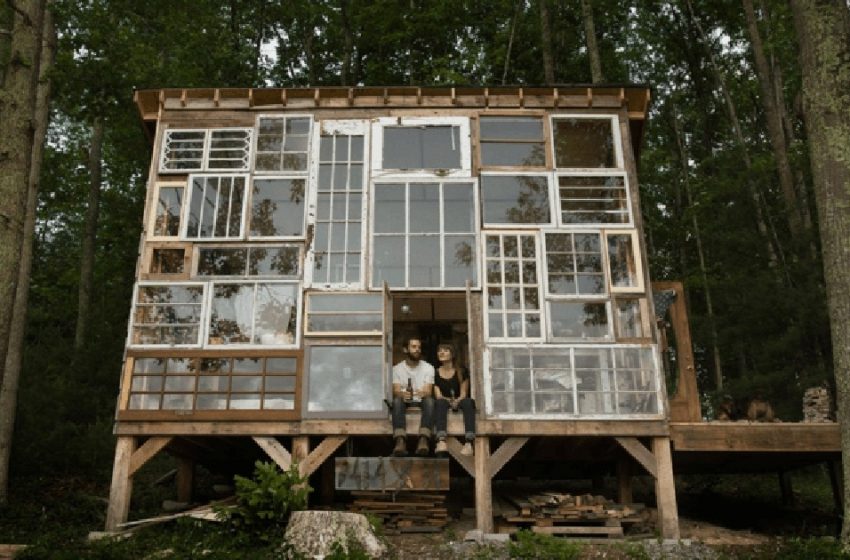  “Una soluzione così creativa per costruire una casa”: una coppia ha costruito una casa unica usando telai di finestre nel bosco!