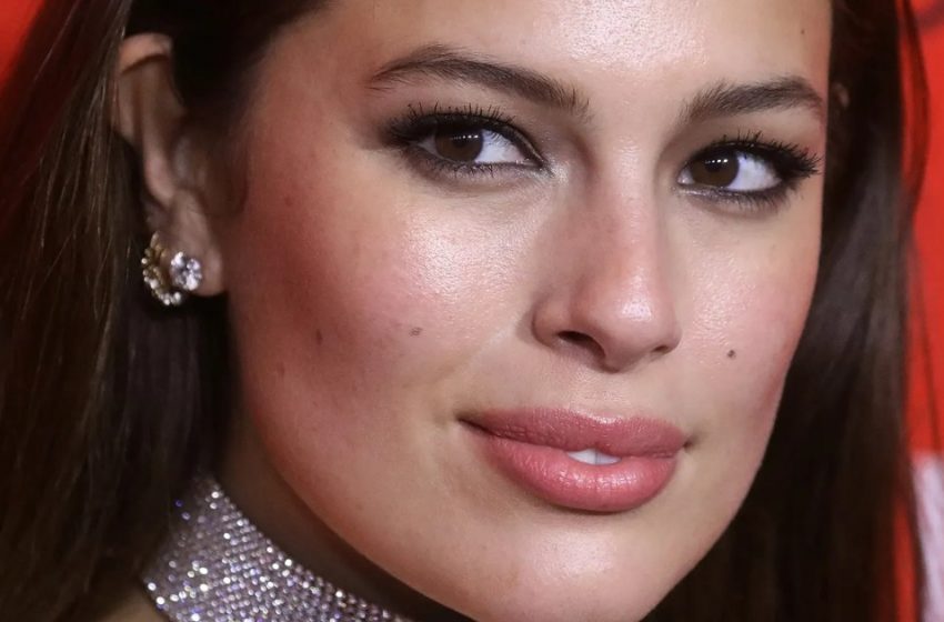  “Nemmeno un corsetto attillato poteva nascondere i suoi difetti di figura”: Ashley Graham ha mostrato la sua pancia prominente in un vestito aderente!