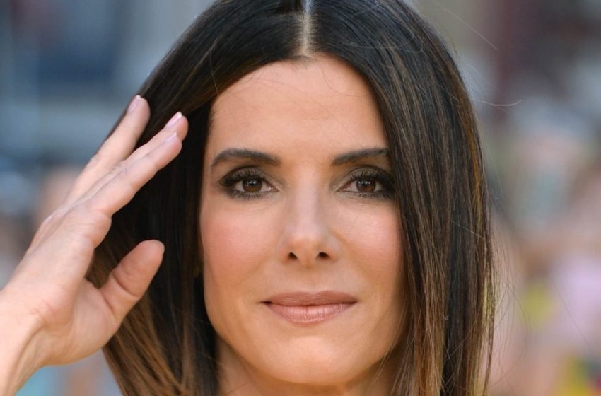  “Capelli sporchi e infradito con i calzini”: le recenti foto di Sandra Bullock, 56 anni, hanno scioccato i fan!