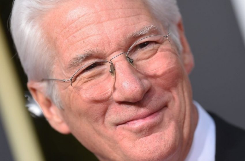  “Capelli Scuri e Ricci, Pelle Bianco-Neve e il Sorriso da Un Milione di Dollari del Papà”: I Fan Sono Stupefatti dal Figlio di 24 Anni di Richard Gere!