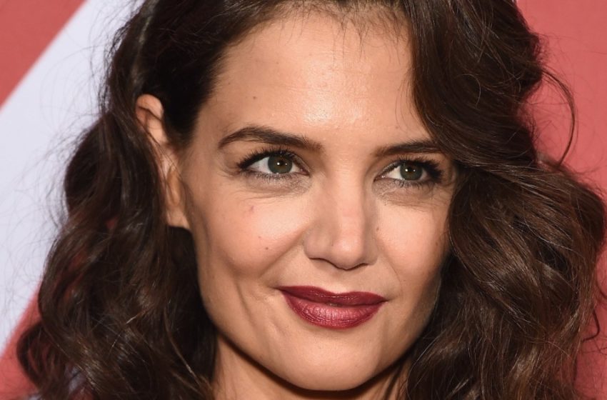  “Mamma e Figlia Sono Due Gocce d’Acqua”: Katie Holmes e Sua Figlia di 18 Anni Sono State Fotografate dai Paparazzi a New York!