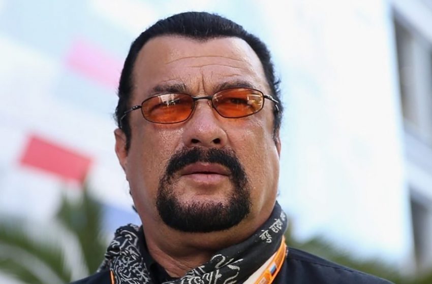  «Come una copia femminile di suo padre star»: Come appare la figlia di Steven Seagal diventata modella curvy?