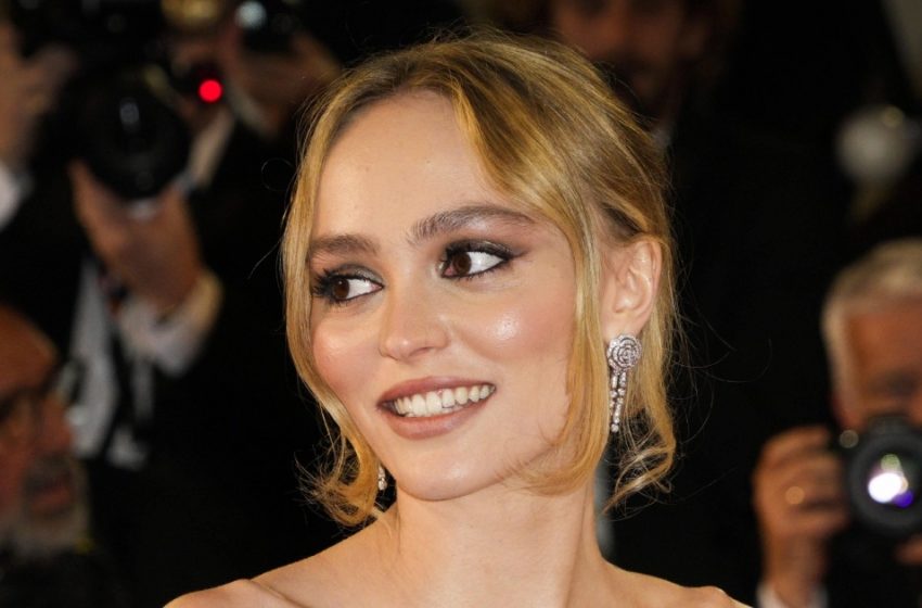  La Famosa Bionda Ha Mostrato Le Sue Lunghe Gambe Sghembe: Lily-Rose Depp È Apparsa in Pubblico Con Super Shorts Cortissimi