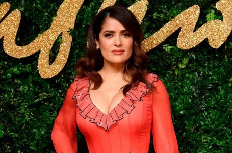 ‘Impossibile distogliere lo sguardo’: Salma Hayek, a 57 anni, ha stupito i fan con la sua figura voluttuosa in costume da bagno.