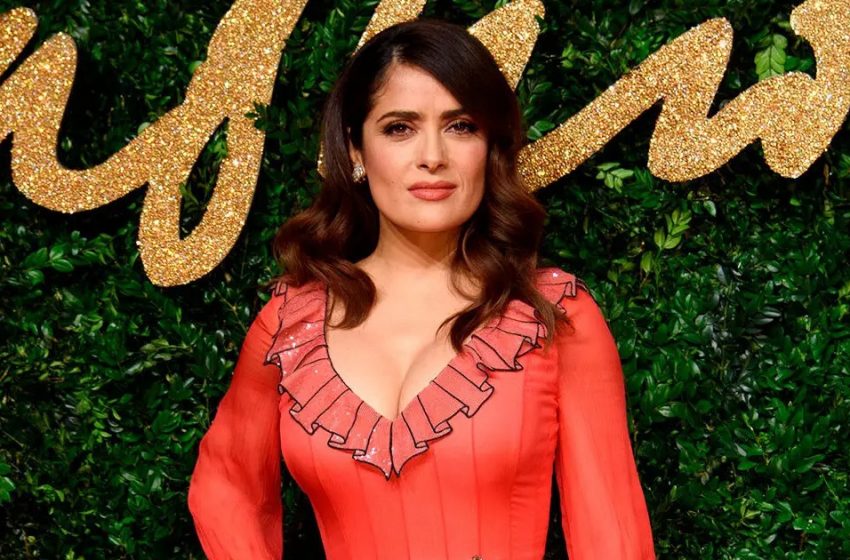  ‘Impossibile distogliere lo sguardo’: Salma Hayek, a 57 anni, ha stupito i fan con la sua figura voluttuosa in costume da bagno.