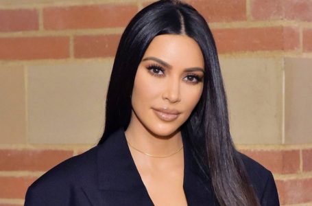 «Non cosce, ma un’opera d’arte.» Kim Kardashian, in un outfit insolito, non ha lasciato spazio alla fantasia.