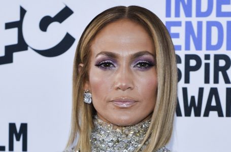 “Troppo Botox”: Jennifer Lopez si è mostrata senza trucco e ha affrontato le critiche