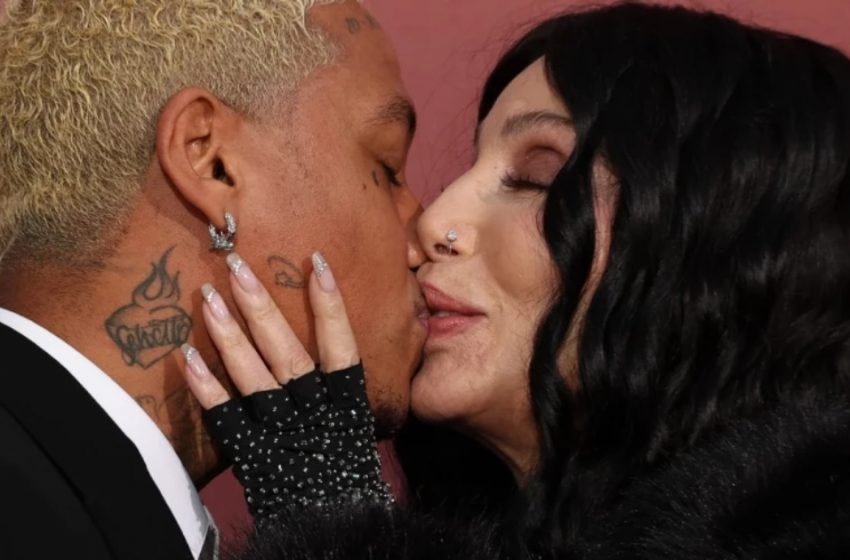  «Bacio appassionato con il fidanzato di 38 anni»: Cher, a 78 anni, ha baciato pubblicamente il suo giovane fidanzato in un abito trasparente durante una serata di gala a Cannes!