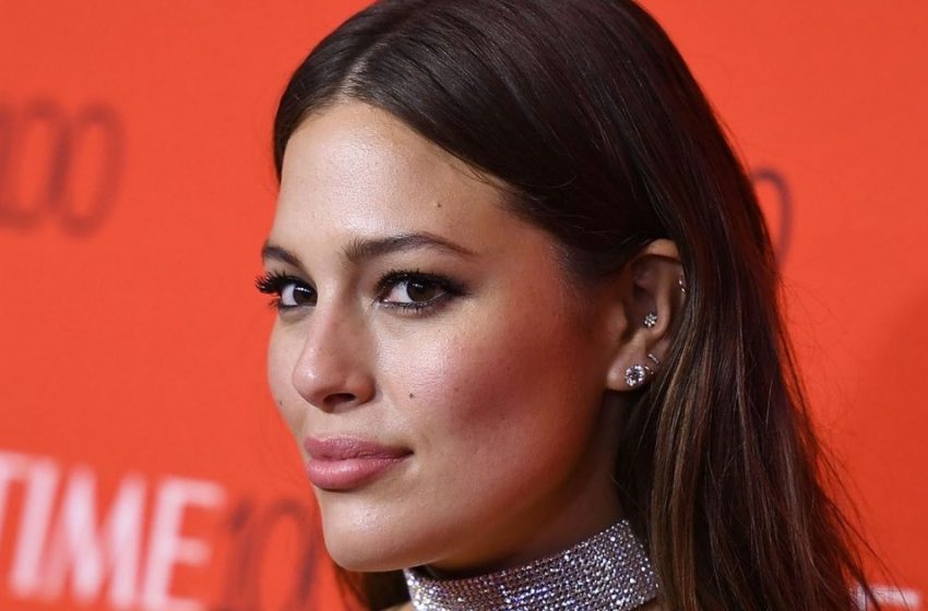  «È Così Che Dovrebbe Apparire Una Modella?»: Le Recenti Foto di Ashley Graham in Costume da Bagno Deludono i Fan!