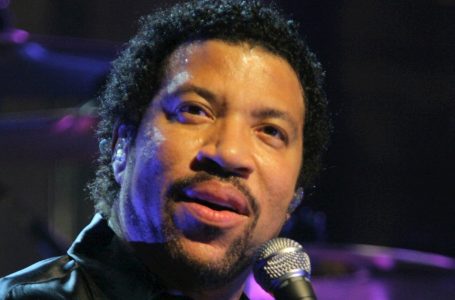 «Il ritocco estetico è stato sicuramente un fallimento»: l’aspetto cambiato di Lionel Richie ha sollevato molte domande tra i fan!