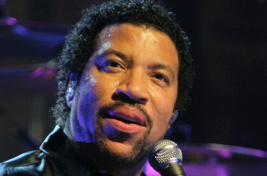  «Il ritocco estetico è stato sicuramente un fallimento»: l’aspetto cambiato di Lionel Richie ha sollevato molte domande tra i fan!