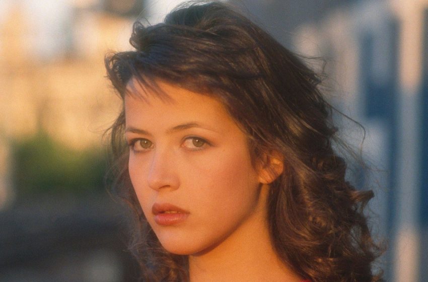  «Il figlio ha un aspetto impressionante, e la figlia non somiglia affatto alla sua mamma stellare»: Scatti rari degli eredi di Sophie Marceau!