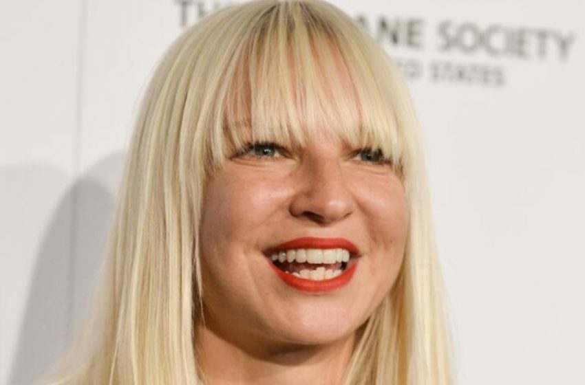  Sia è diventata madre a 48 anni: la star ha deliziato i fan condividendo una foto con il suo bambino!